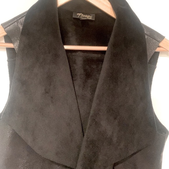 Sz M Unstructured Black Faux Leather and Faux Fur Vest w Side Zipper Pockets - Picture 6 of 13